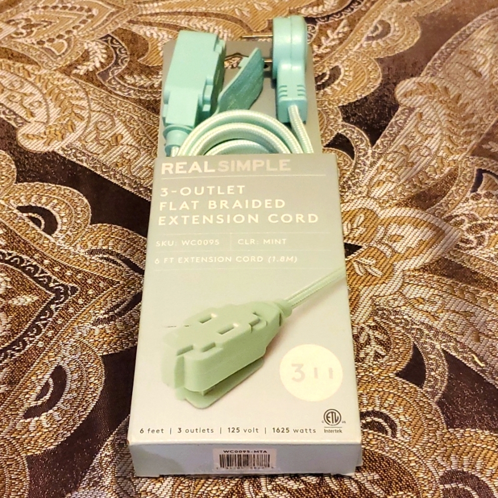 Real Simple 3 Outlet Extension Cord. Mint 6ft, 3 outlets, 125 volts 1625 watts